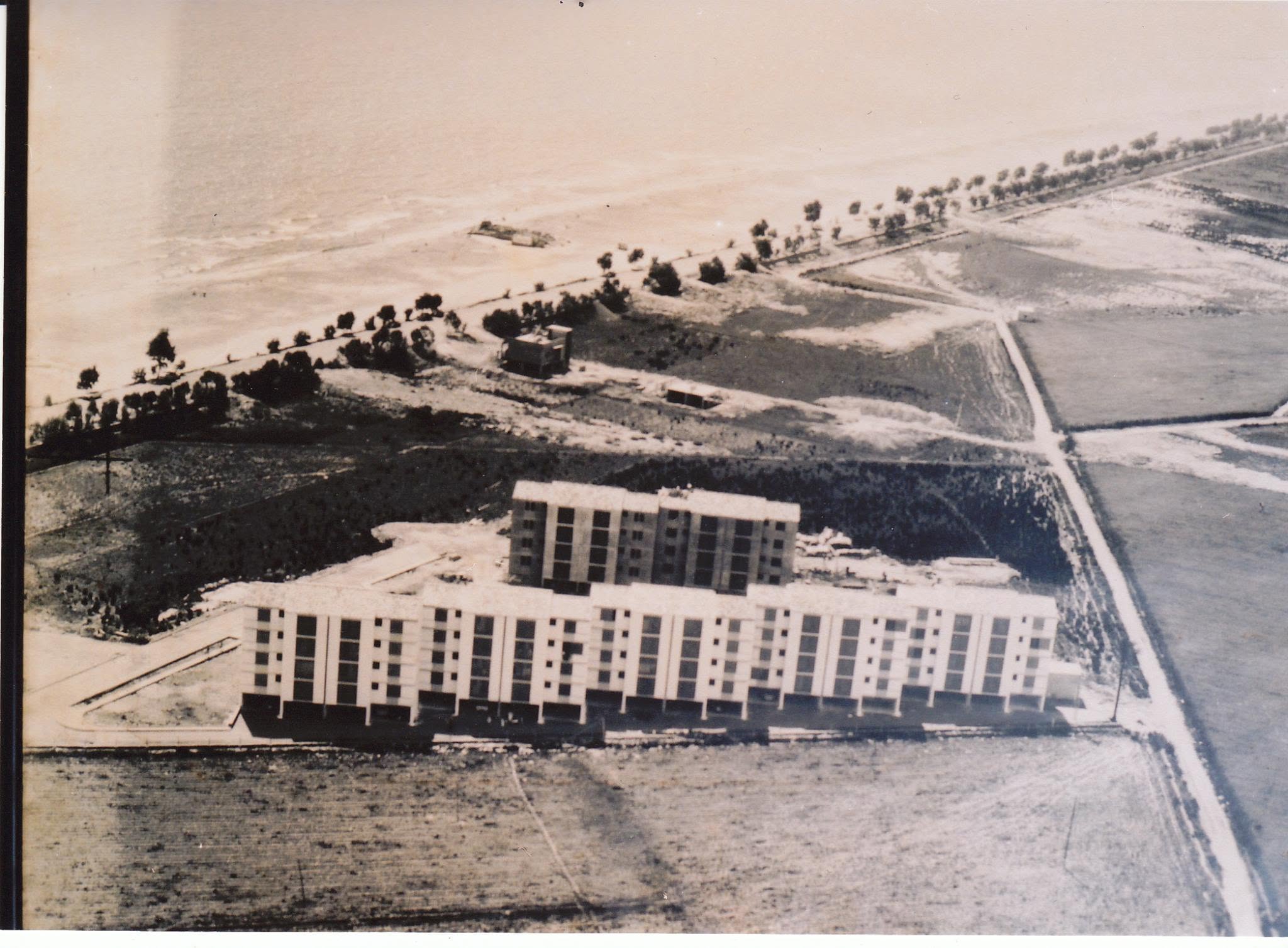 Vista aérea del conjunto recién construido junto a la playa