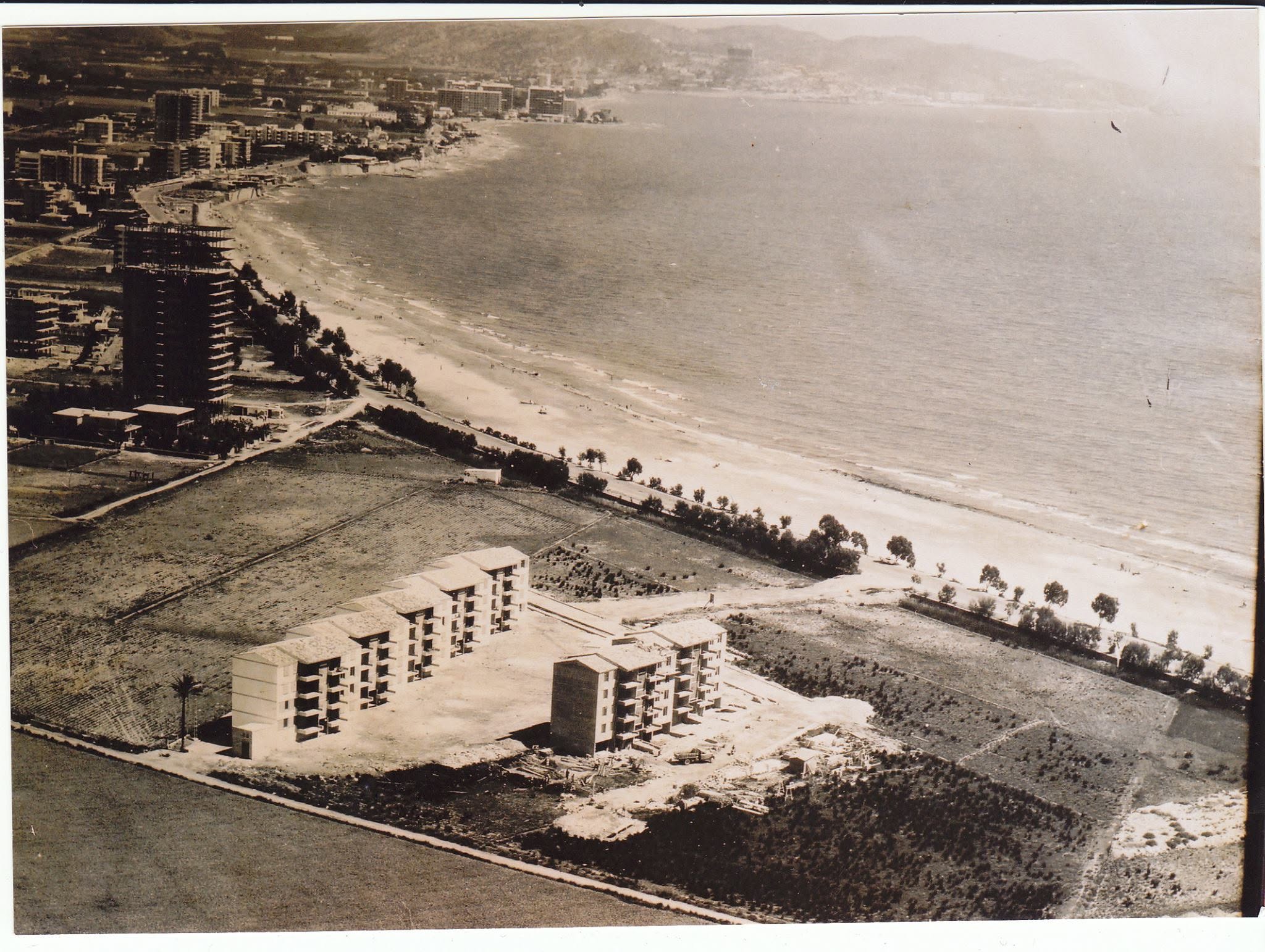 Los primeros bloques de La Panderola recién construidos, con la costa de Benicàssim al fondo