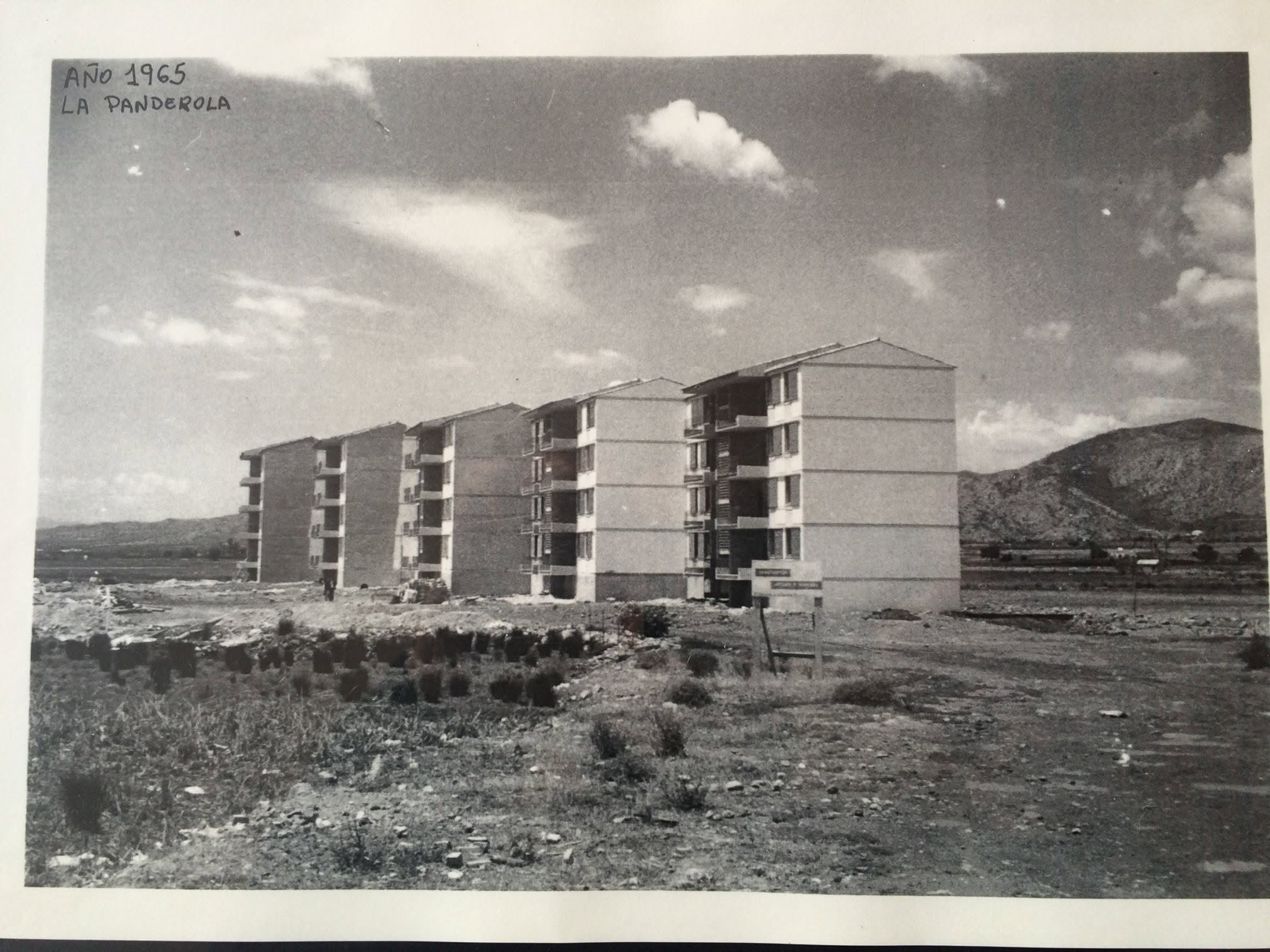 Los primeros bloques en construcción en 1965, rodeados de campo