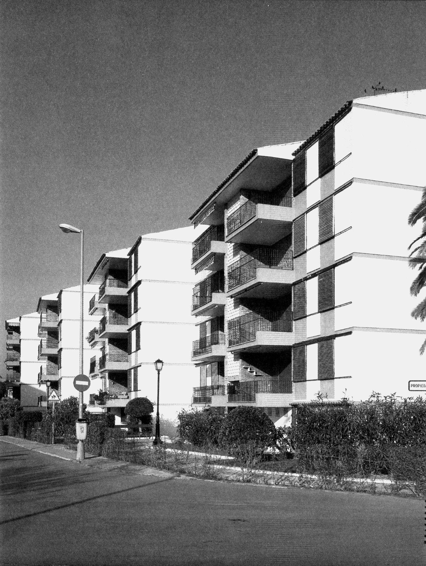 Los bloques desde la calle, fotografía en blanco y negro
