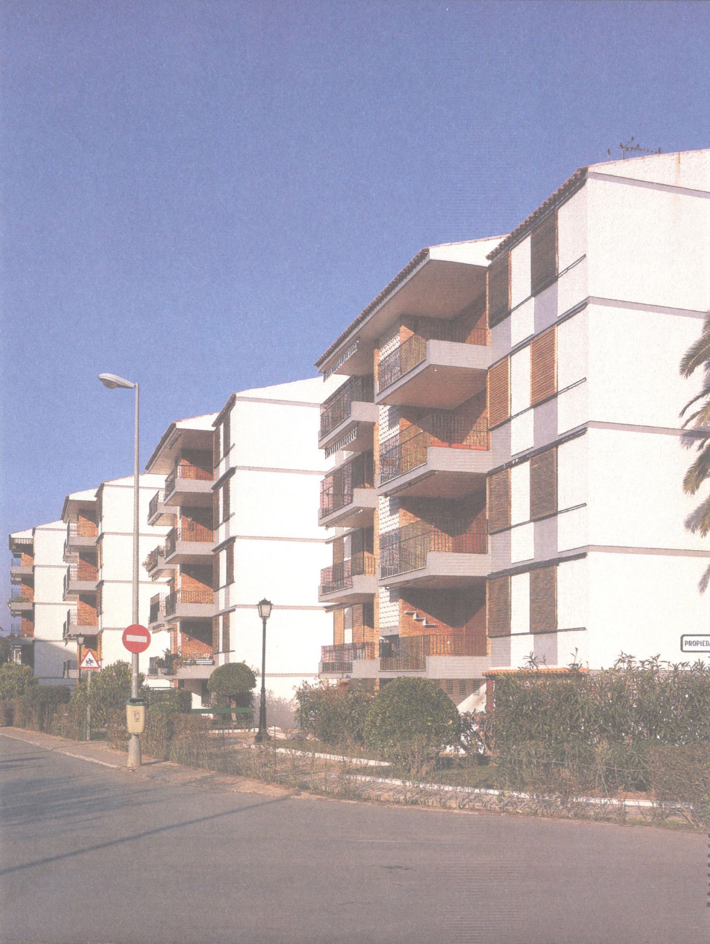 Fachadas a la calle con balcones y persianas de librillo