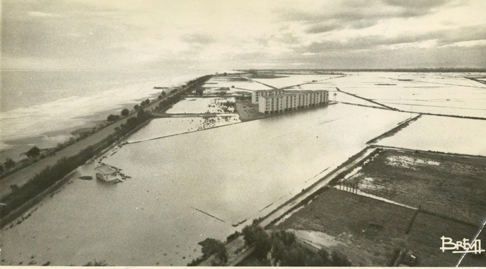 Vista aérea de La Panderola rodeada de agua en una de las primeras inundaciones de Benicàssim, foto de Breva