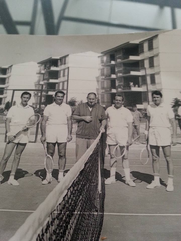 Partido de tenis en la pista de La Panderola en los años sesenta