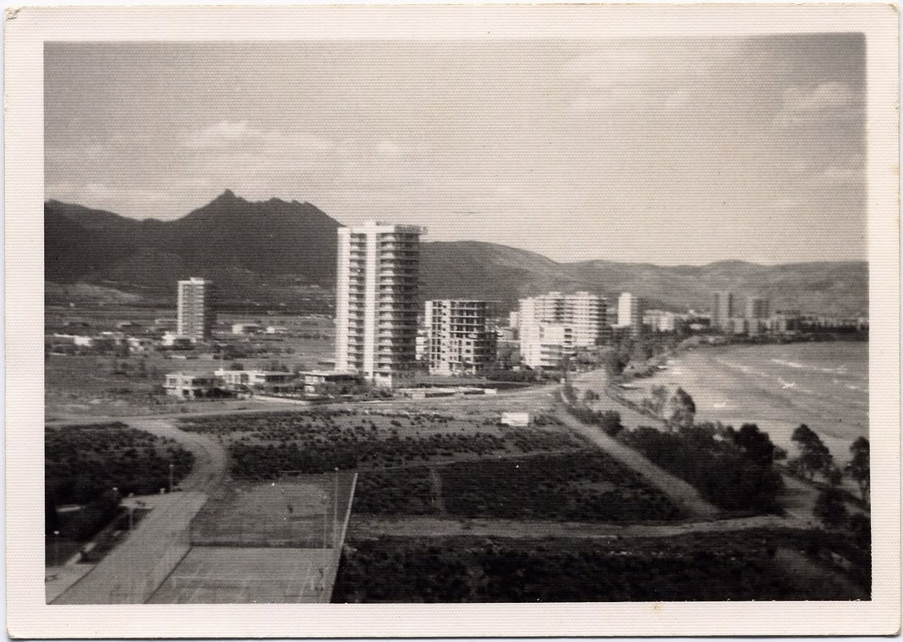 Vista desde La Panderola hacia las torres de Benicàssim